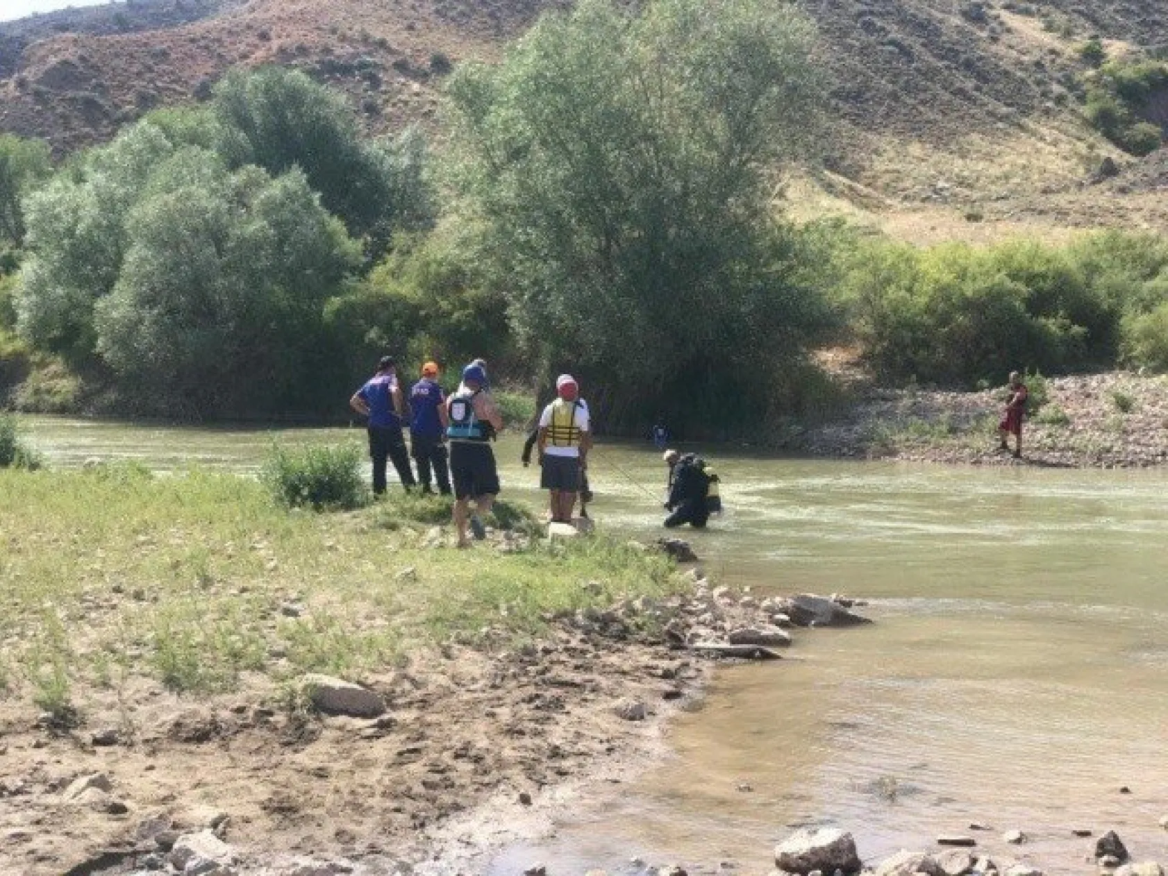 Çocuklarını kurtarmak için girdiği nehirde çocuklarıyla beraber boğuldu