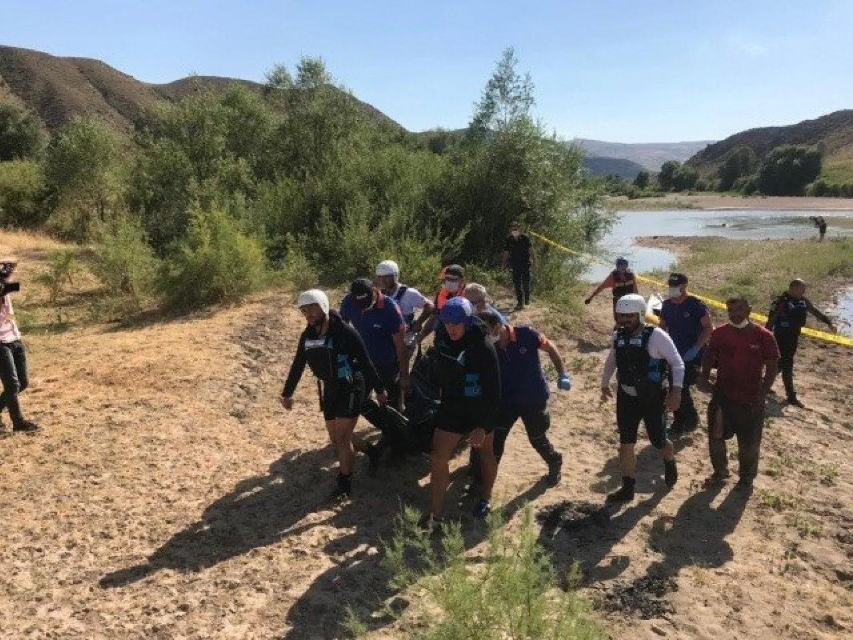 Çocuklarını kurtarmak için girdiği nehirde çocuklarıyla beraber boğuldu