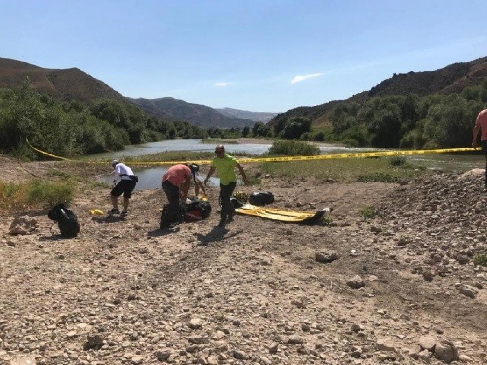 Çocuklarını kurtarmak için girdiği nehirde çocuklarıyla beraber boğuldu