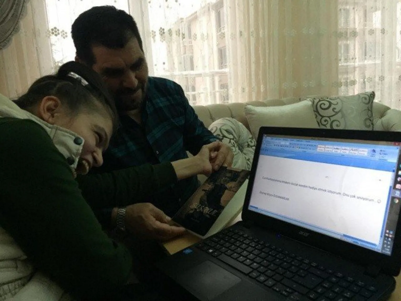 Fiziksel Ve Konuşma Engelli Büşra Tek Parmağı İle Kitap Yazdı