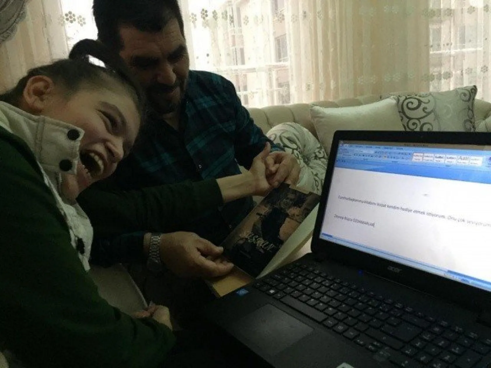 Fiziksel Ve Konuşma Engelli Büşra Tek Parmağı İle Kitap Yazdı