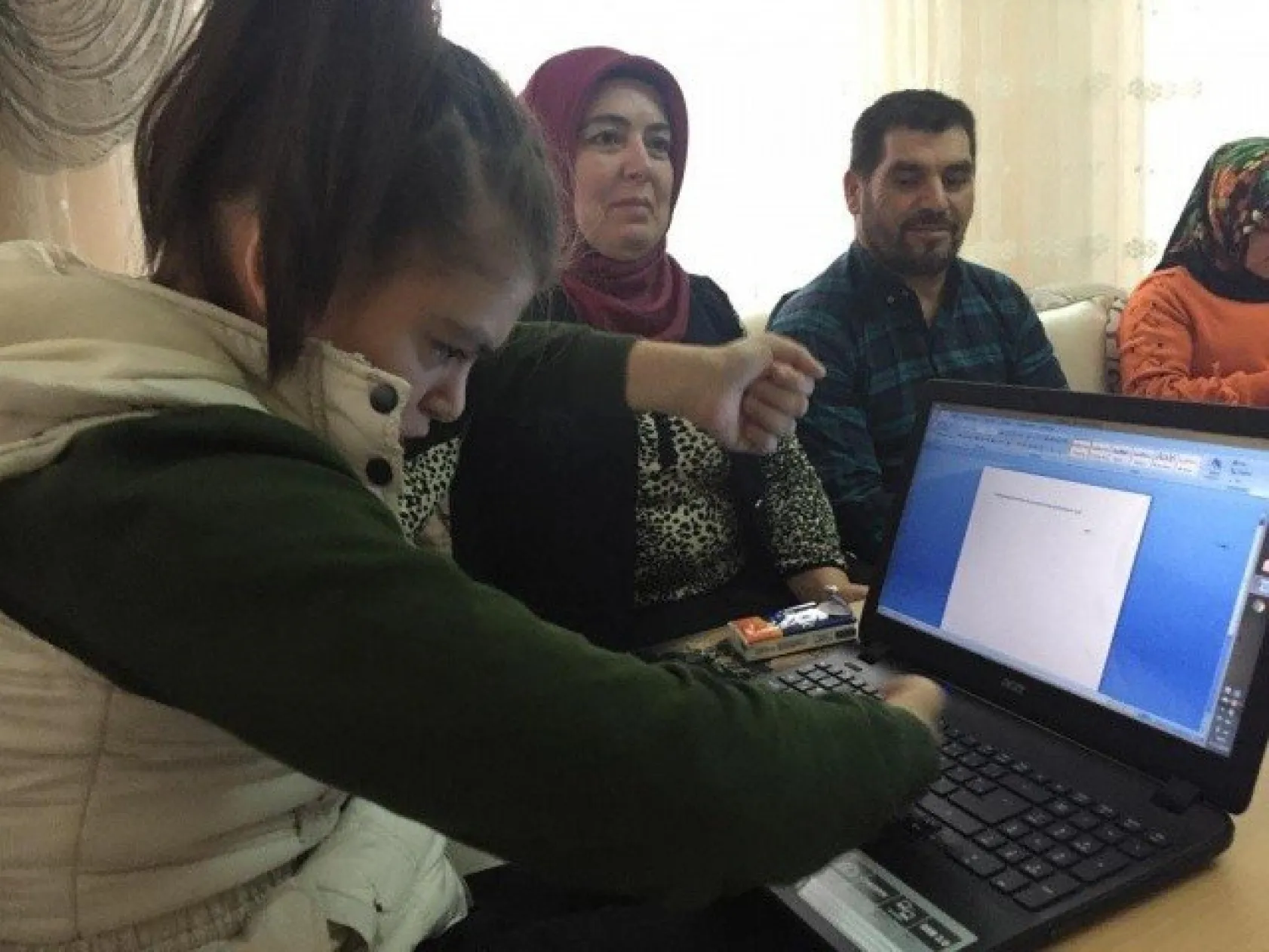 Fiziksel Ve Konuşma Engelli Büşra Tek Parmağı İle Kitap Yazdı