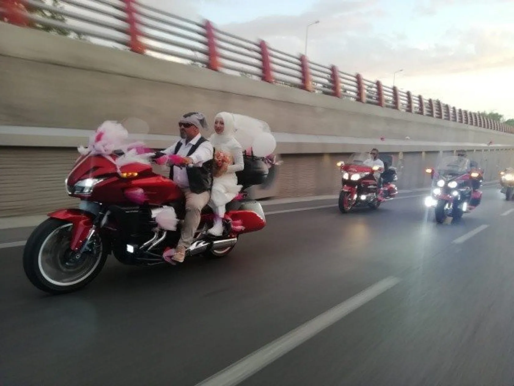 100 motorla düğün konvoyu