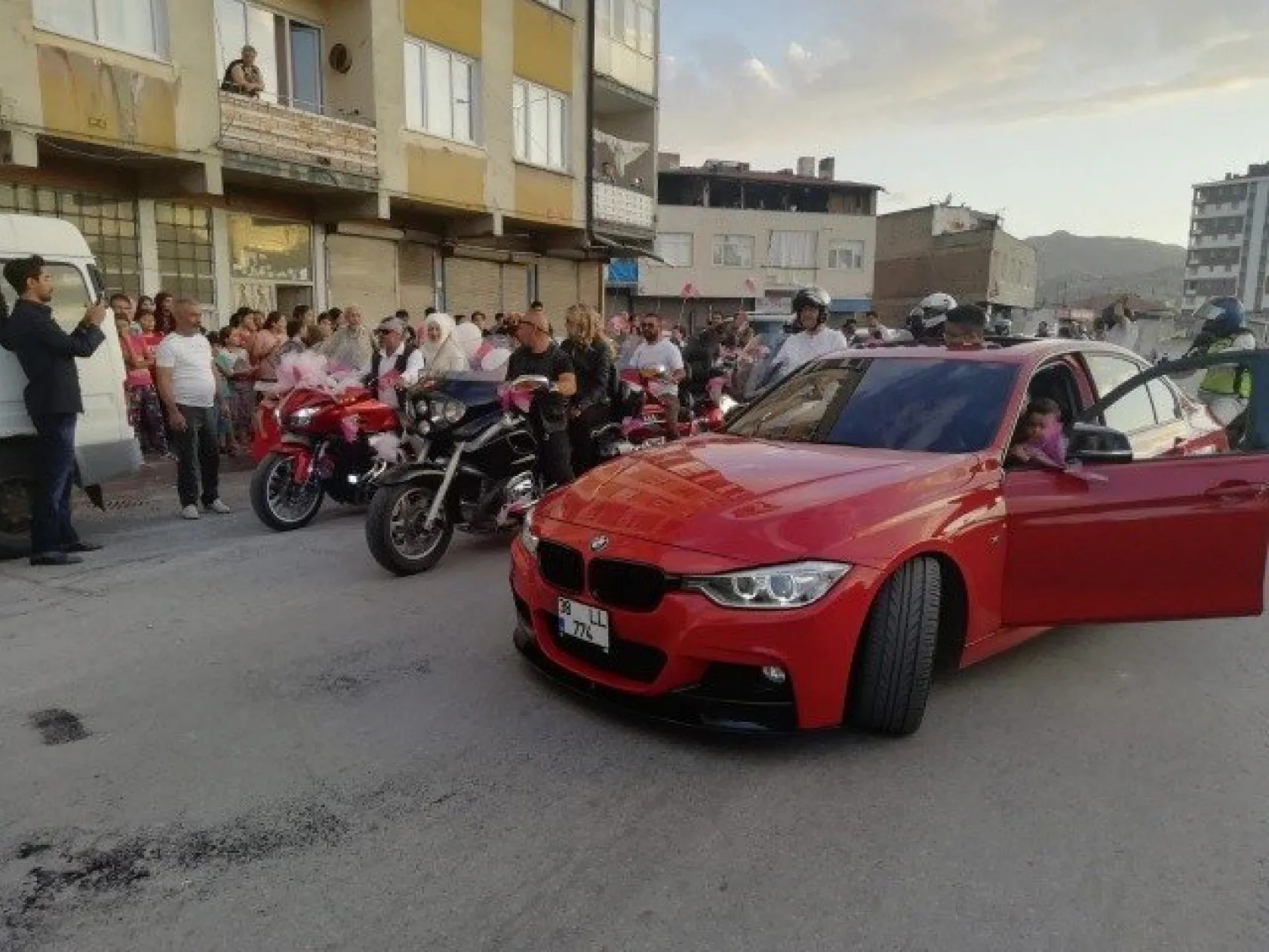 100 motorla düğün konvoyu