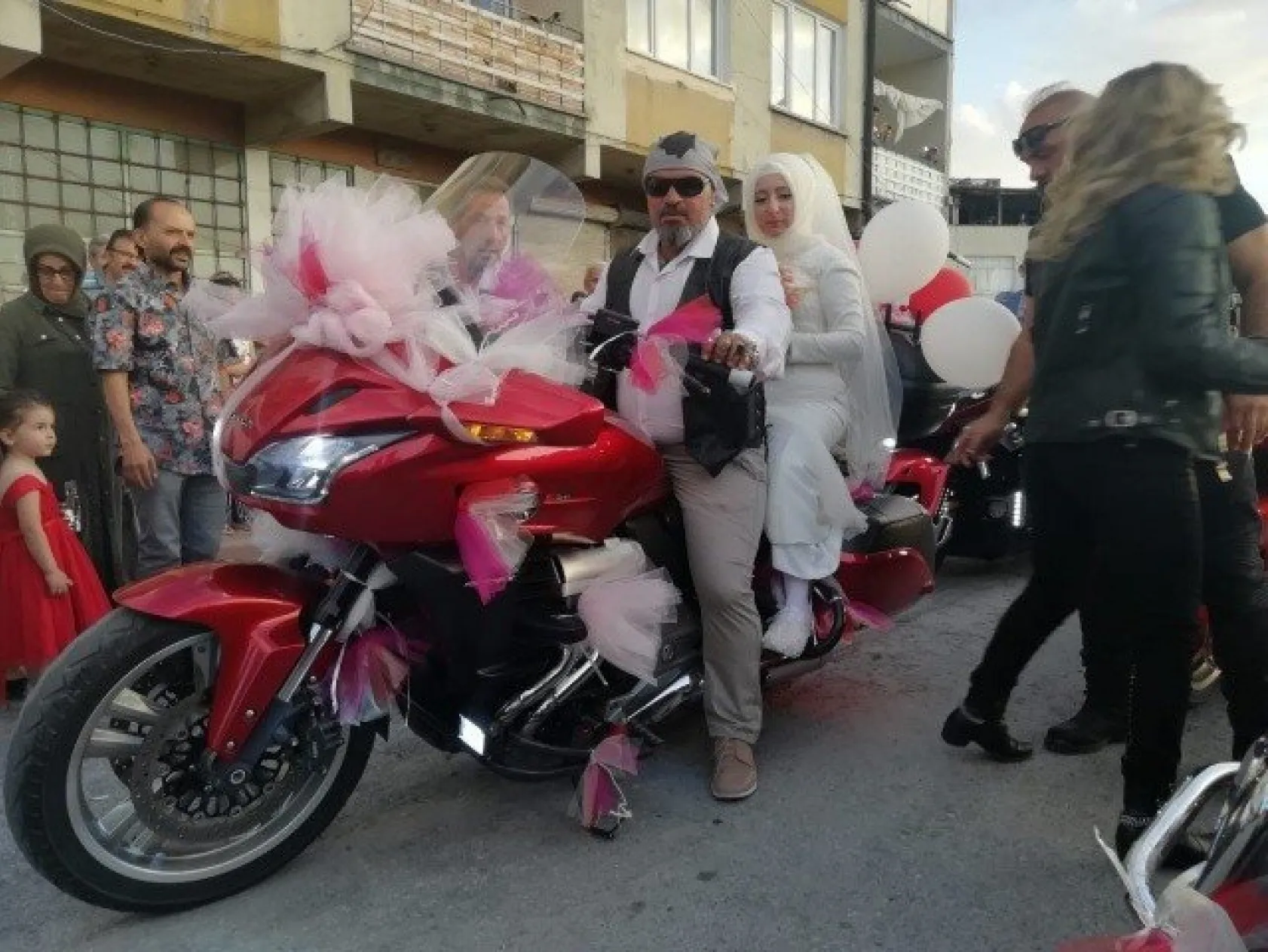 100 motorla düğün konvoyu