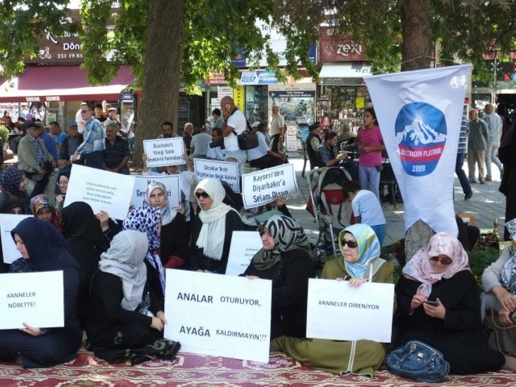 'Diyarbakırlı yüreği yanık annelerin yanındayız'