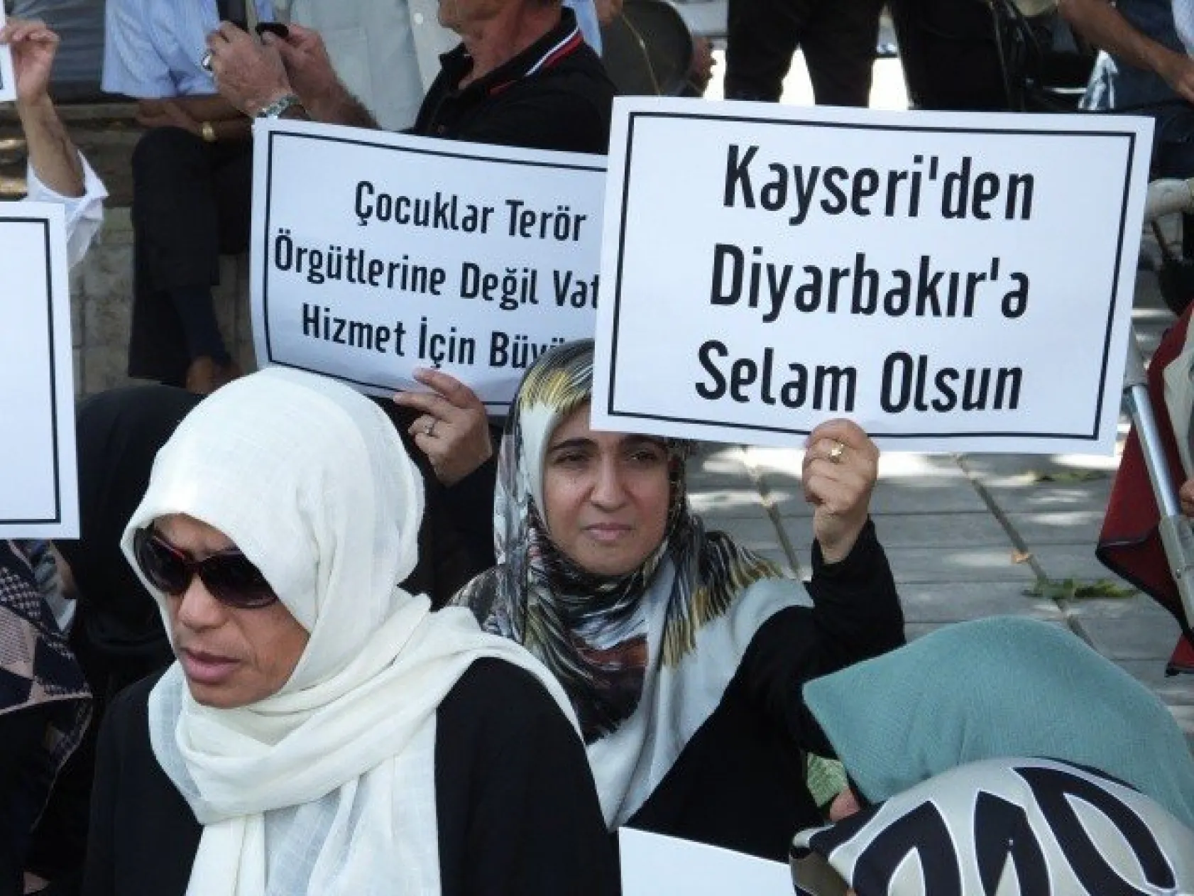 'Diyarbakırlı yüreği yanık annelerin yanındayız'