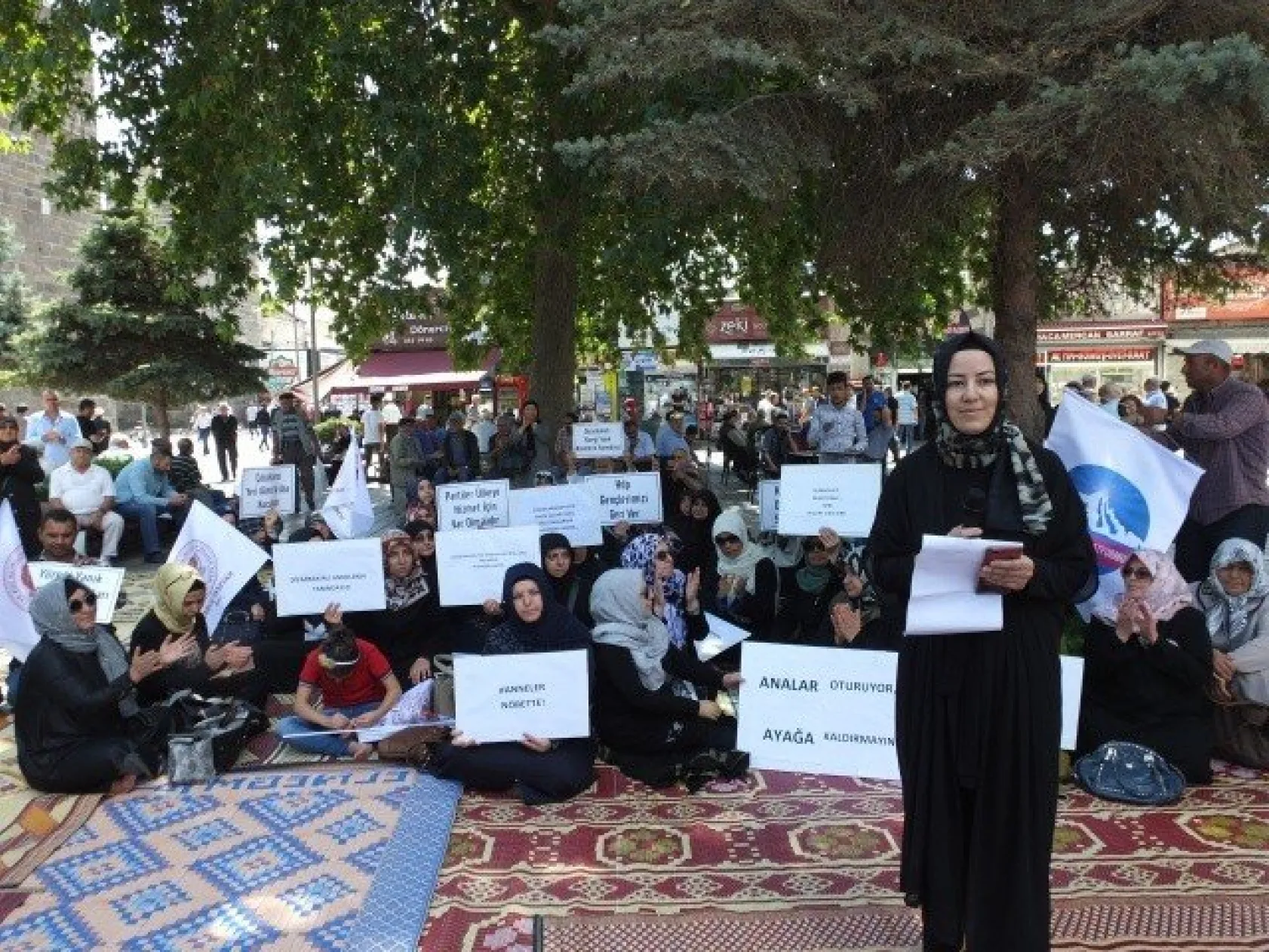 'Diyarbakırlı yüreği yanık annelerin yanındayız'