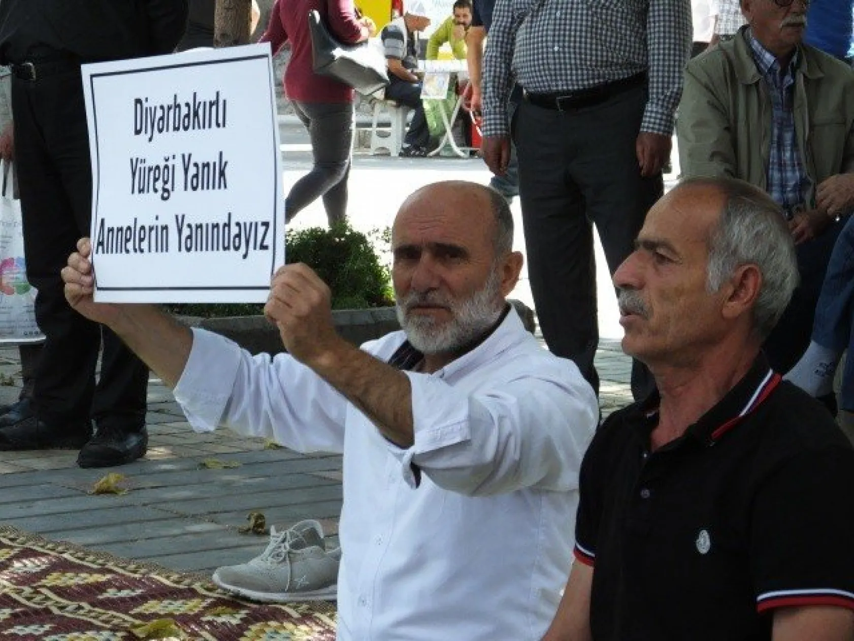 'Diyarbakırlı yüreği yanık annelerin yanındayız'