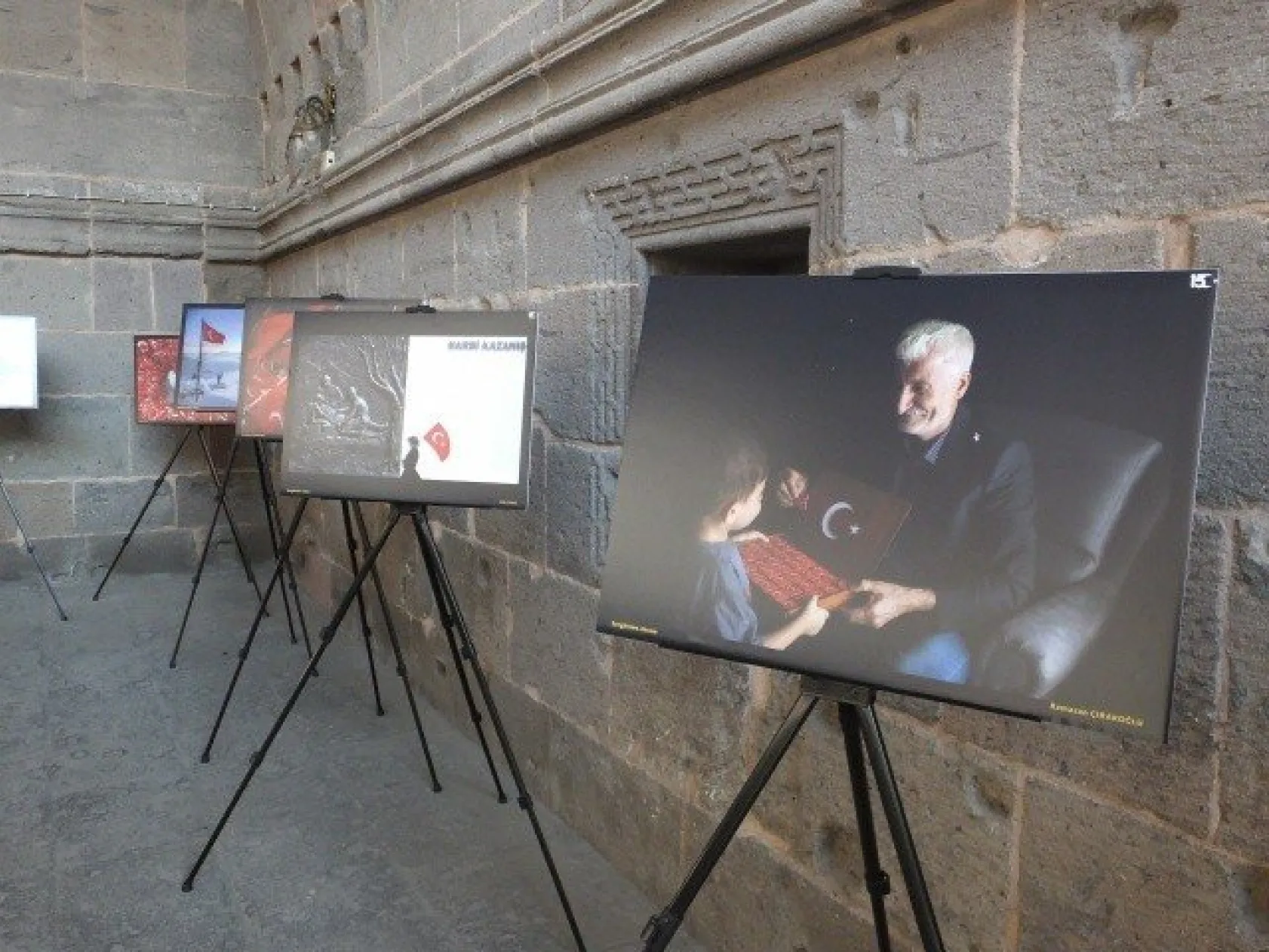 DERECEYE GİREN FOTOĞRAFLAR ZİYARETÇİLERİNİ BEKLİYOR