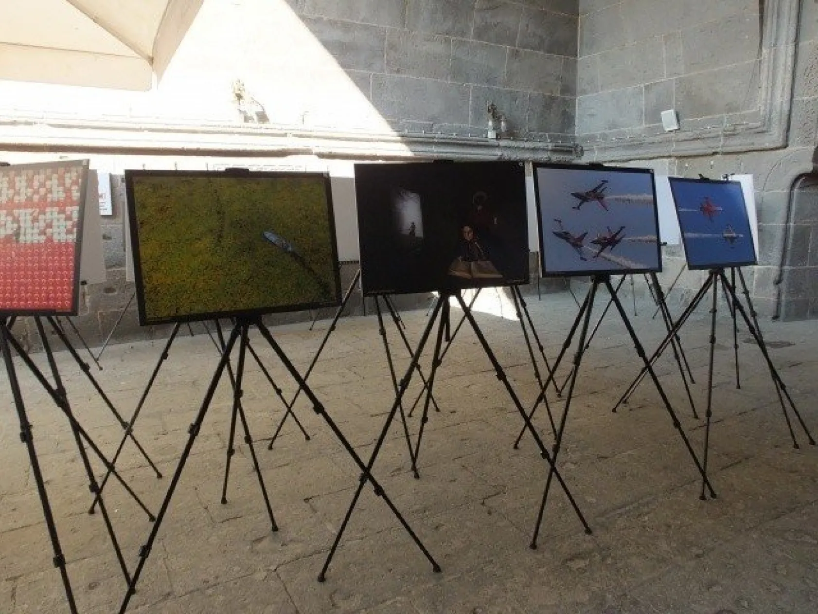 DERECEYE GİREN FOTOĞRAFLAR ZİYARETÇİLERİNİ BEKLİYOR