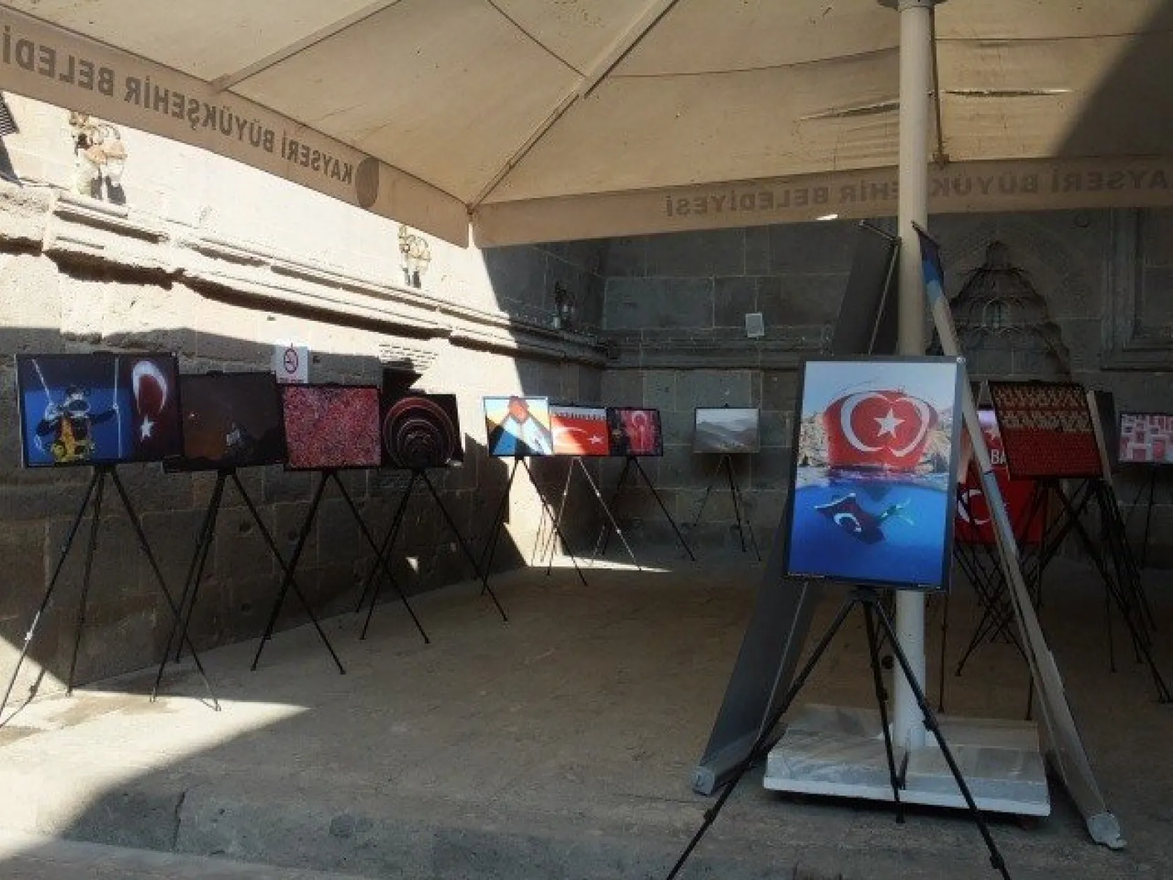 DERECEYE GİREN FOTOĞRAFLAR ZİYARETÇİLERİNİ BEKLİYOR