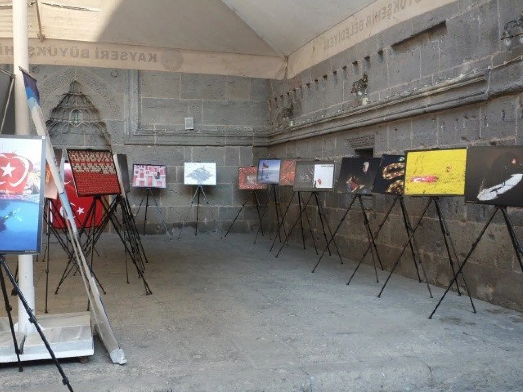 DERECEYE GİREN FOTOĞRAFLAR ZİYARETÇİLERİNİ BEKLİYOR