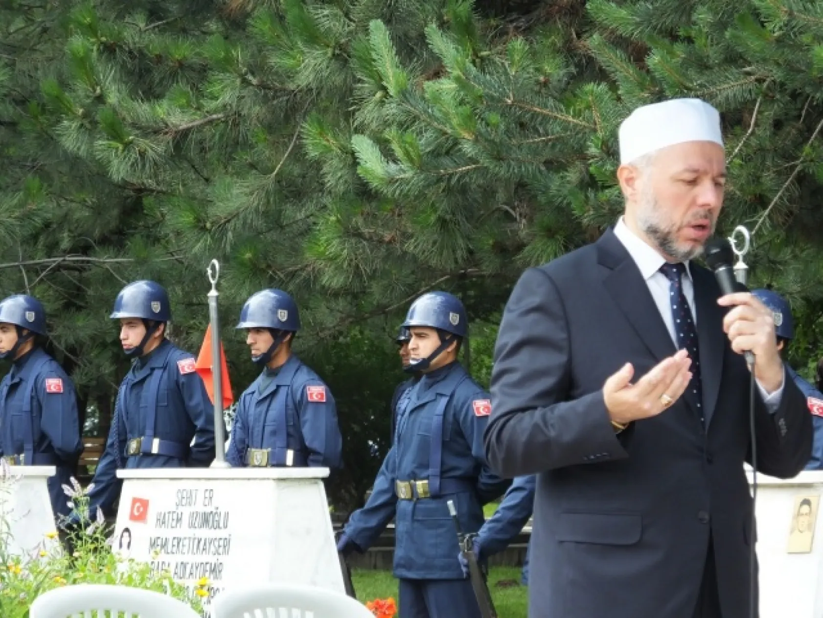 Etkinlikler Kartal Şehitliği'nde başladı