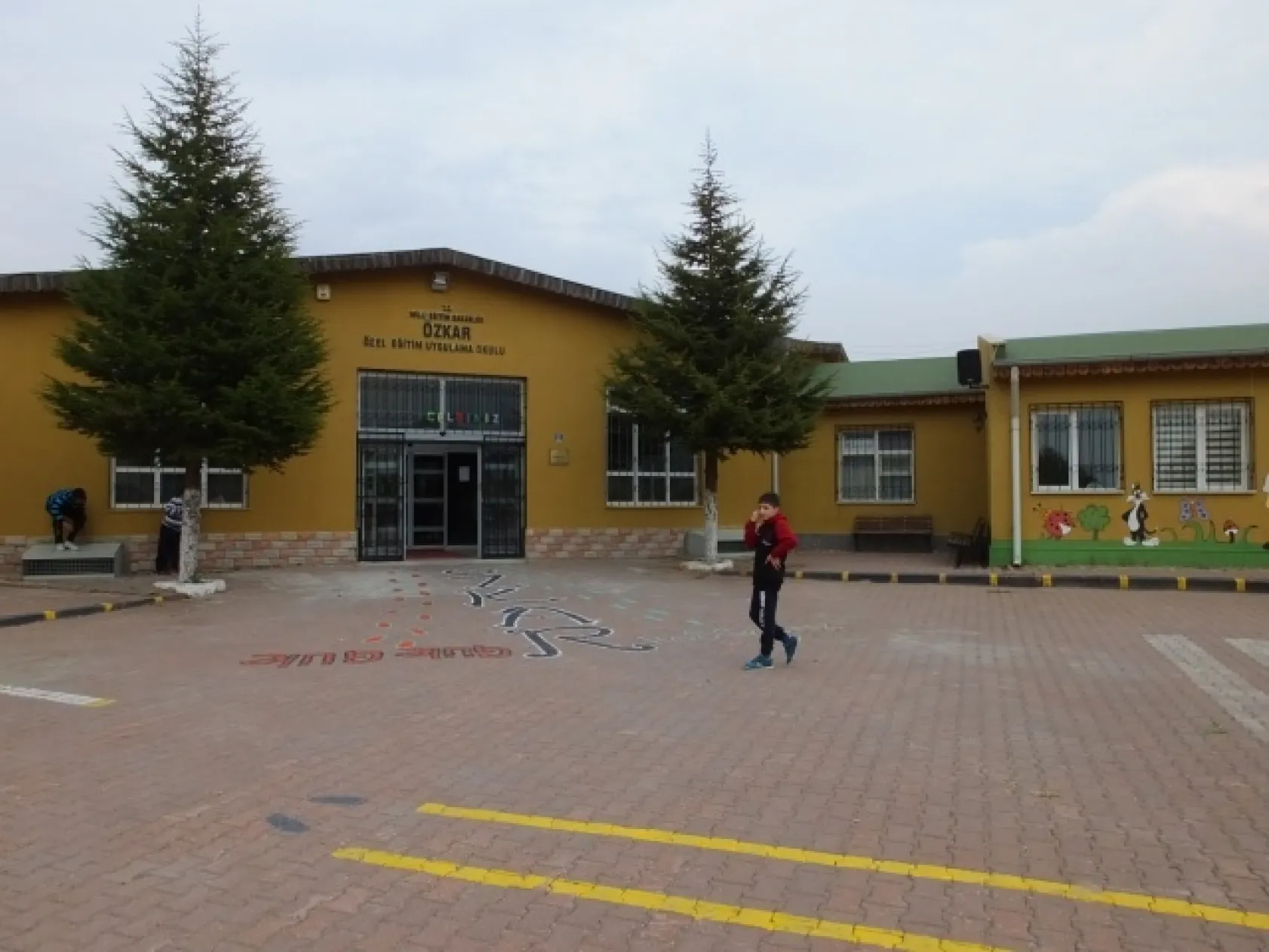 KENDİLERİ GİBİ EĞİTİMLERİ DE ÖZEL