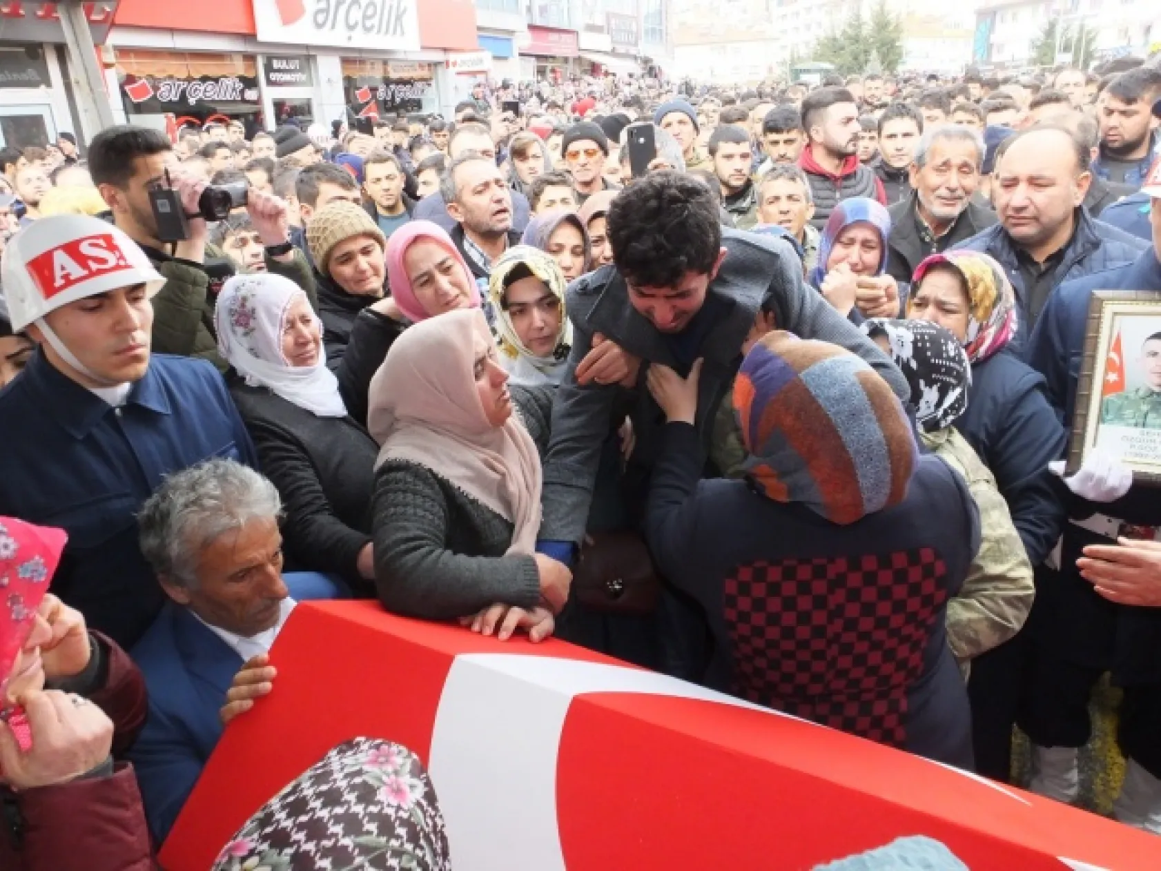 Şehidimizi memleketinden binler uğurladı