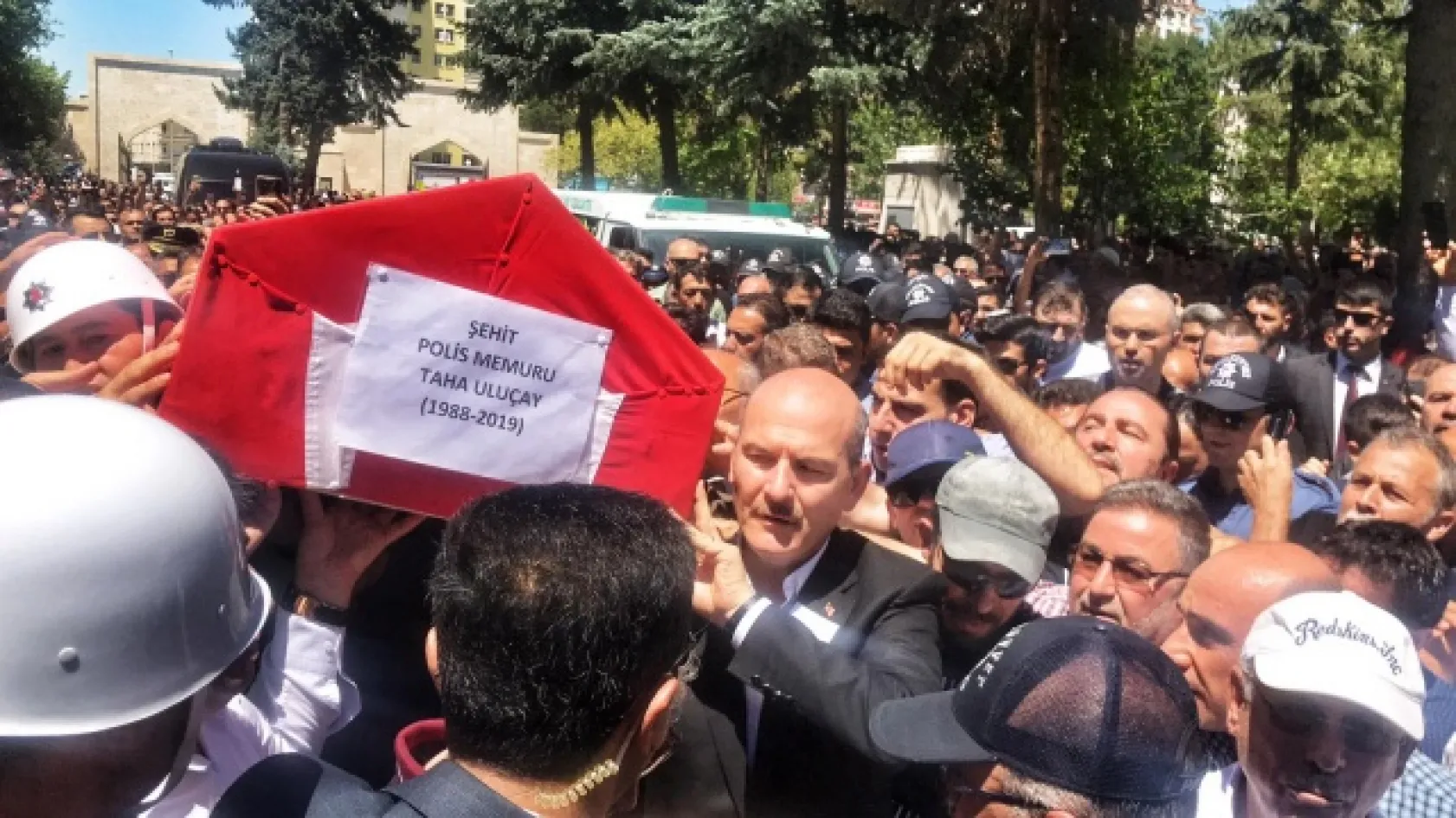 BAKAN SOYLU ŞEHİDİN NAAŞINI OMUZLADI