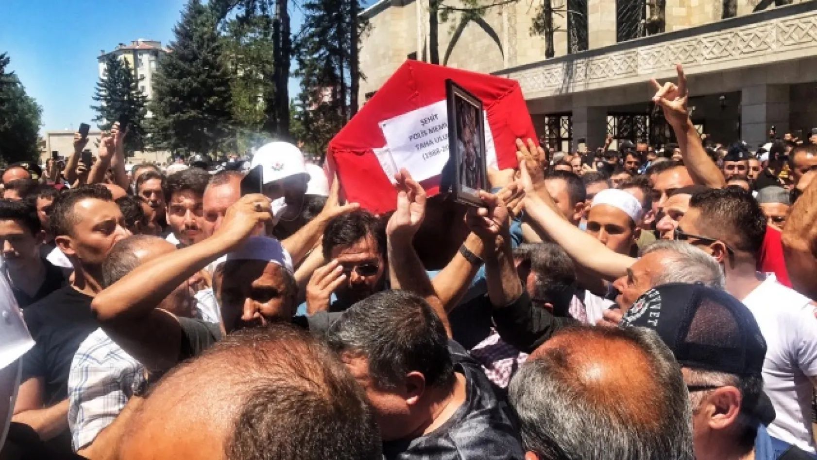 BAKAN SOYLU ŞEHİDİN NAAŞINI OMUZLADI