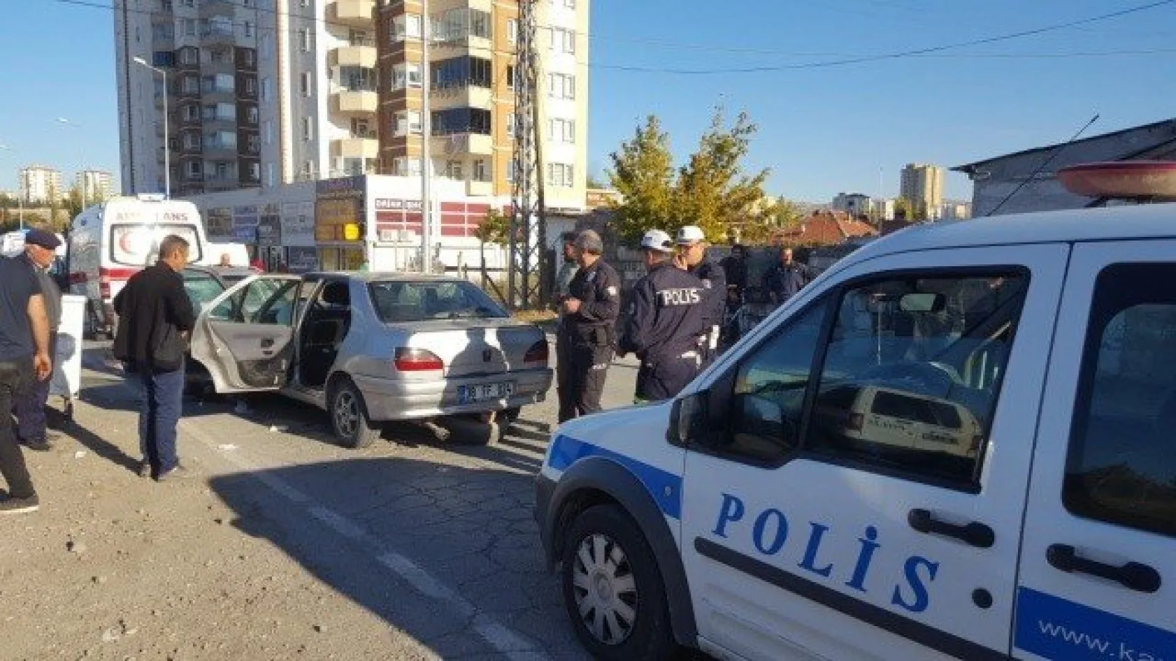 2 Otomobil Kafa Kafaya Çarpıştı: 7 Yaralı