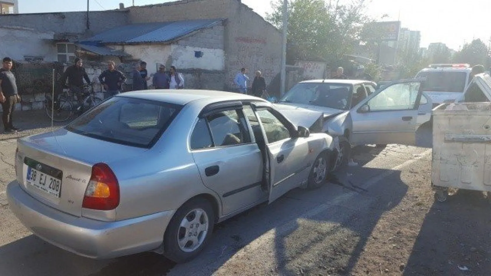 2 Otomobil Kafa Kafaya Çarpıştı: 7 Yaralı