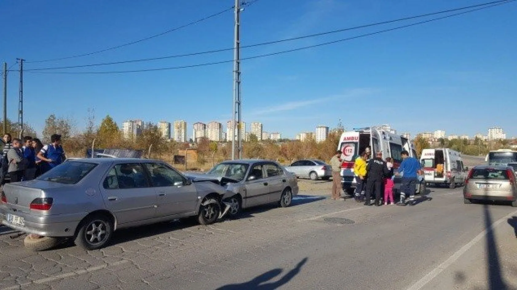 2 Otomobil Kafa Kafaya Çarpıştı: 7 Yaralı