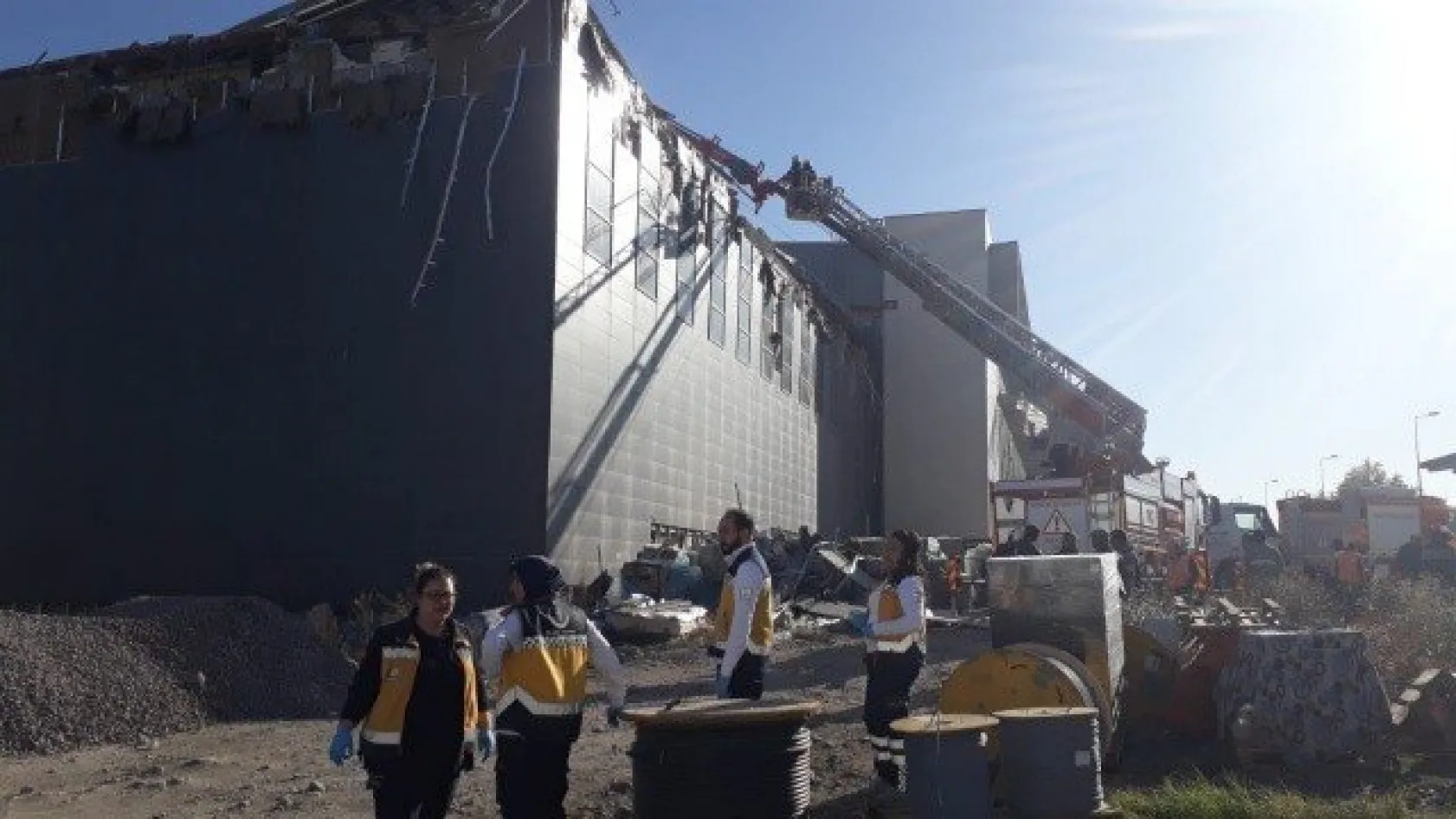 İnşaatın Çatısı Çöktü, Yaralı İşçilerin Olup Olmadığı Belirlenmeye Çalışıyor