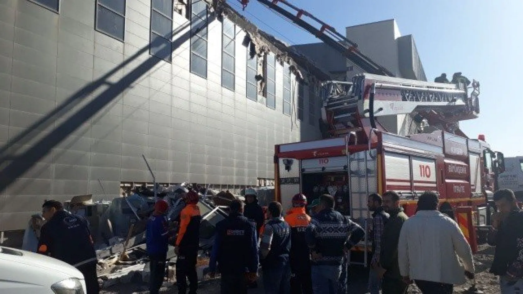 İnşaatın Çatısı Çöktü, Yaralı İşçilerin Olup Olmadığı Belirlenmeye Çalışıyor