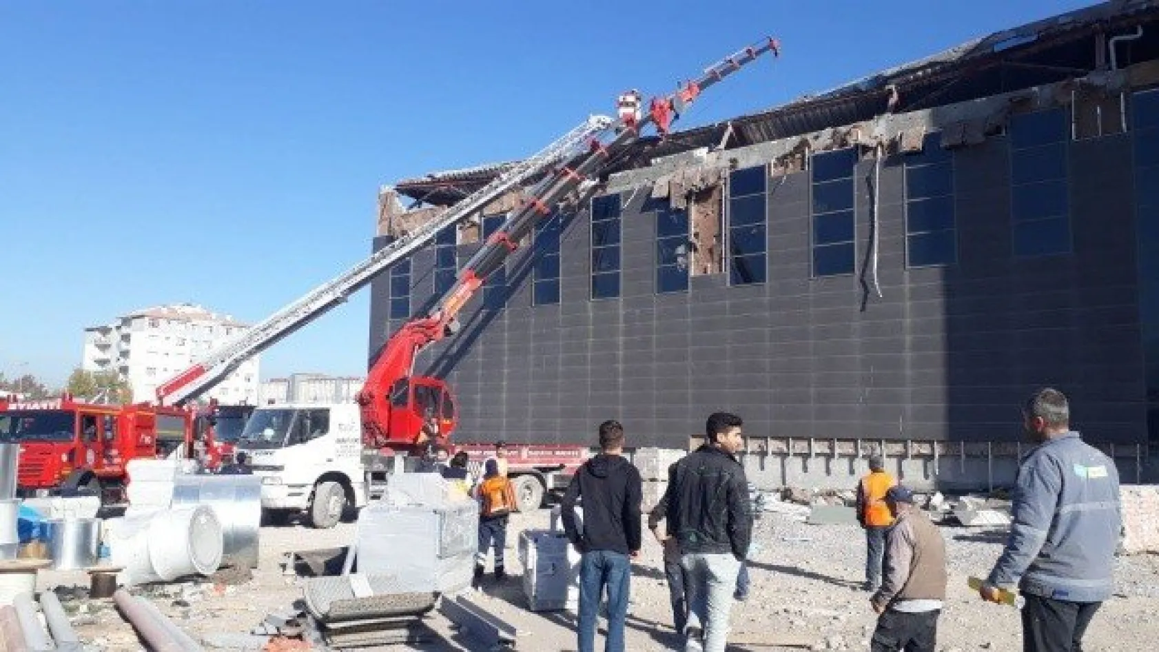 İnşaatın Çatısı Çöktü, Yaralı İşçilerin Olup Olmadığı Belirlenmeye Çalışıyor