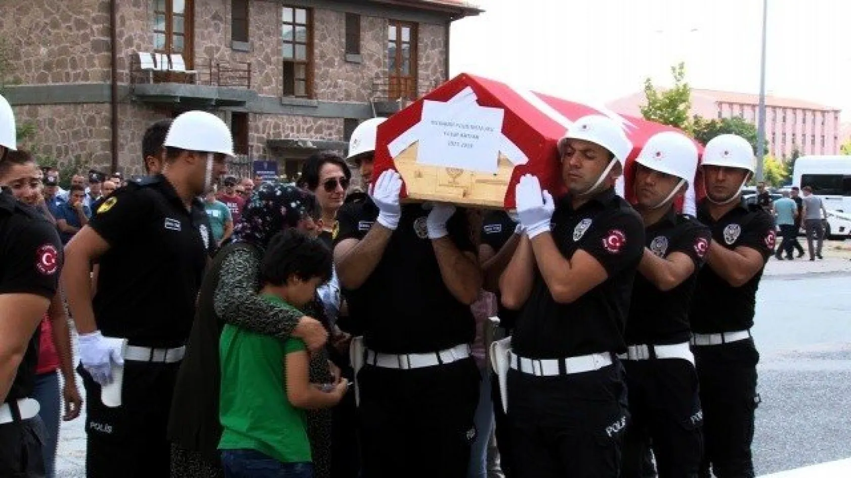 Üçüzler Yetim Kaldı