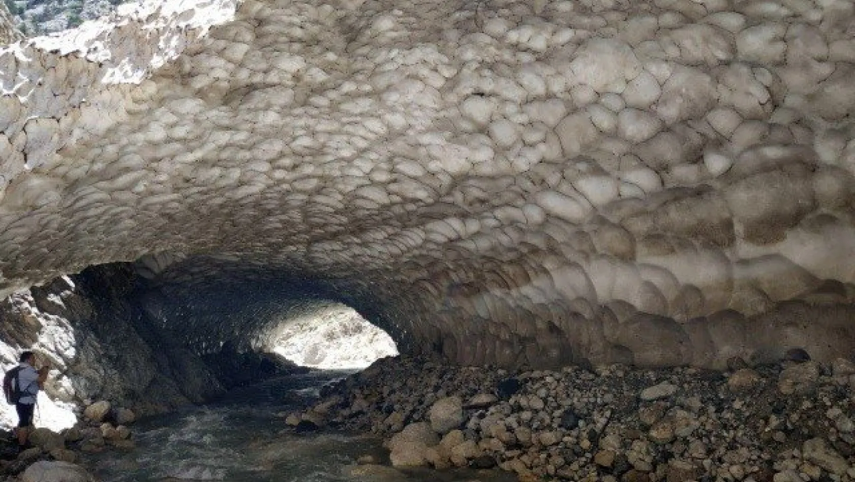 Kar tünelleri görenleri hayretler içinde bırakıyor