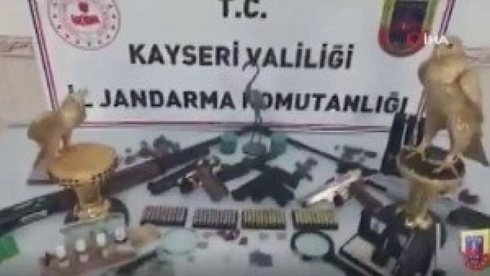 Jandarma 1 milyon euro değerinde 2 altın heykel ele geçirdi