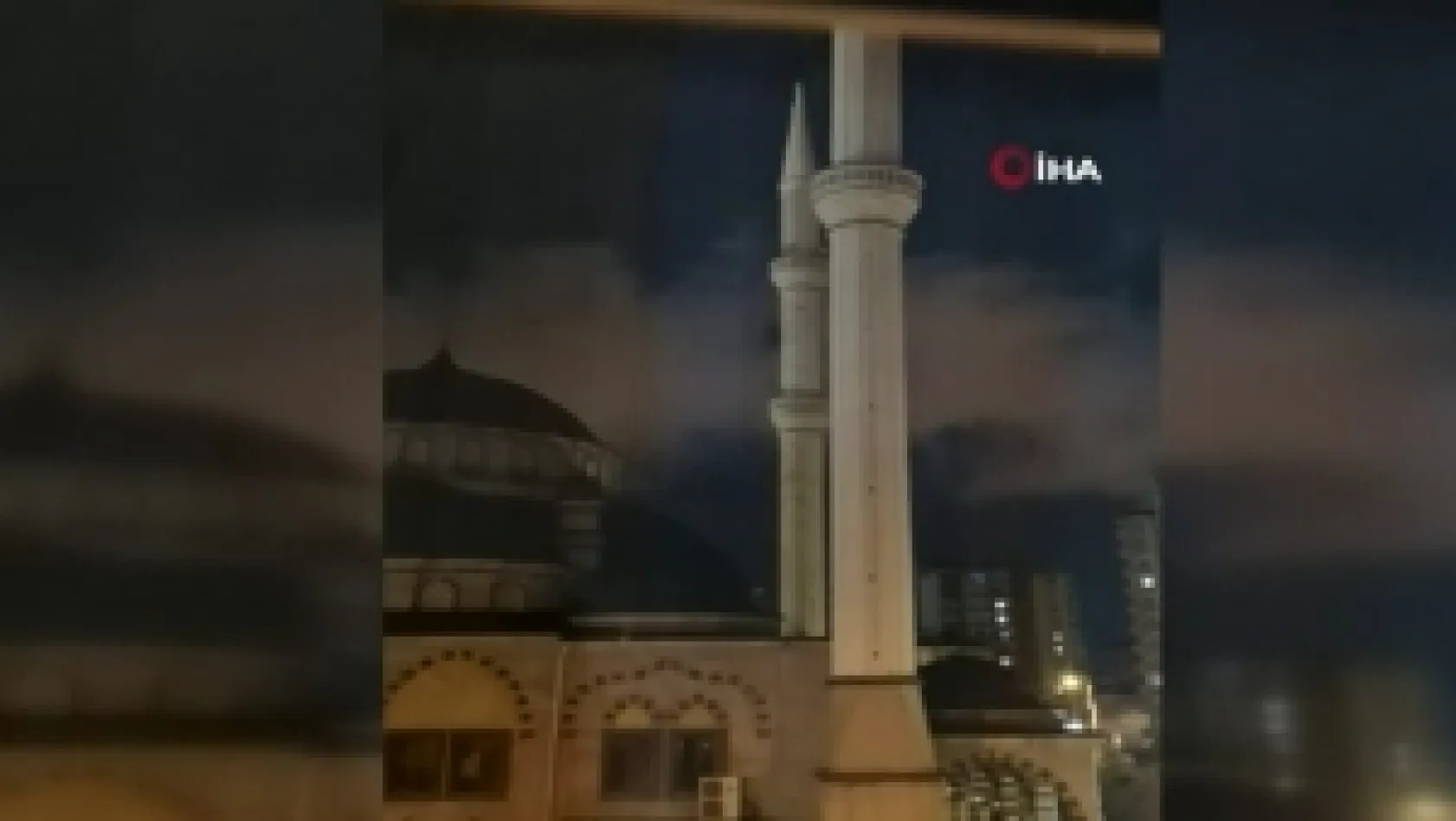 110 kilometre hızla esen rüzgar minareleri salladı
