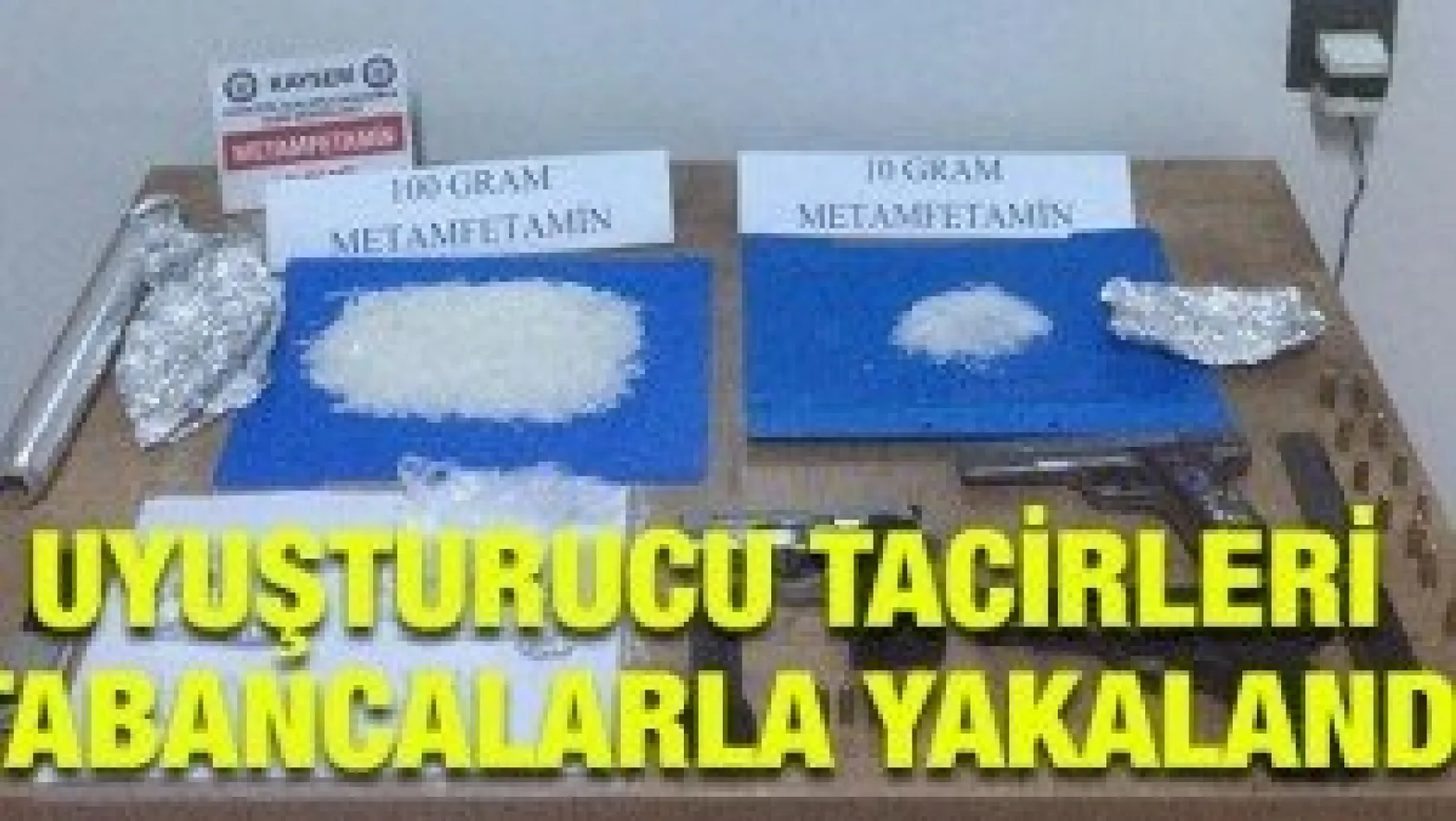 Davetliler otomobilde gelin ve damat pistte oynadı
