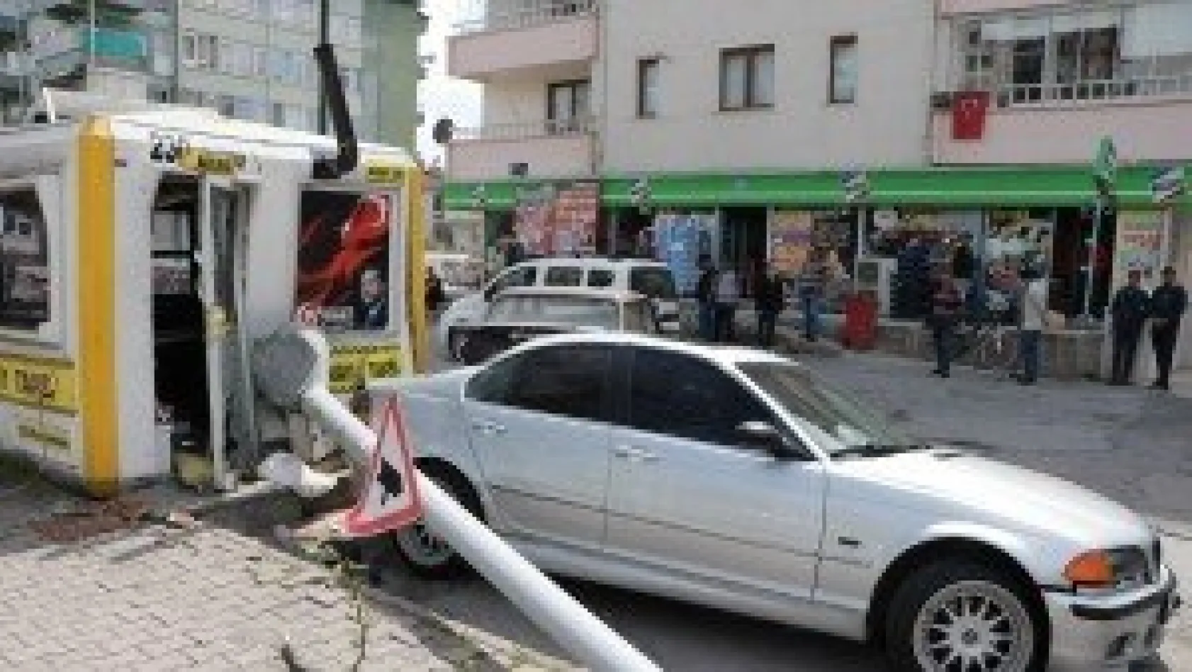 OTOMOBİL DEHŞET SAÇTI: 1 ÖLÜ