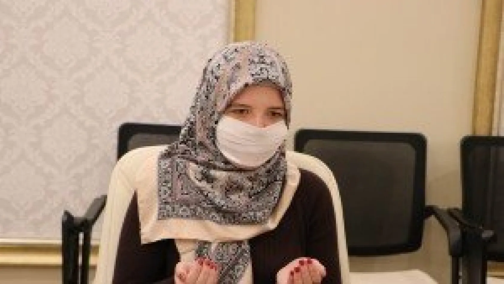 Ramazan ayının atmosferinden etkilendi, Müslüman oldu