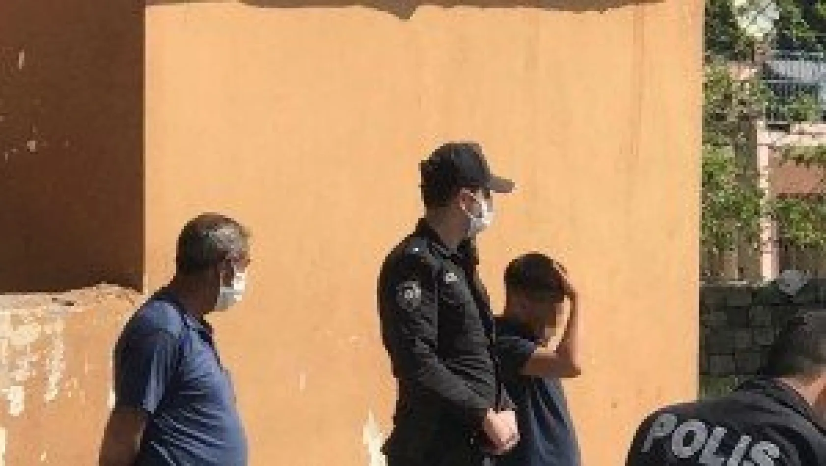12 yaşındaki çocuk arabayla polisten kaçarken kaza yaptı
