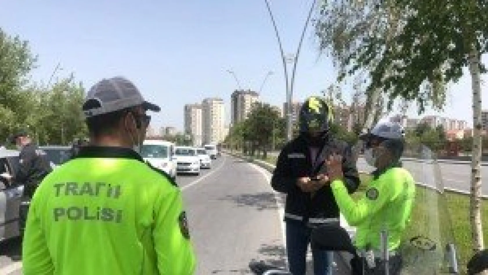 Ehliyetini evde unuttu motorundan oldu