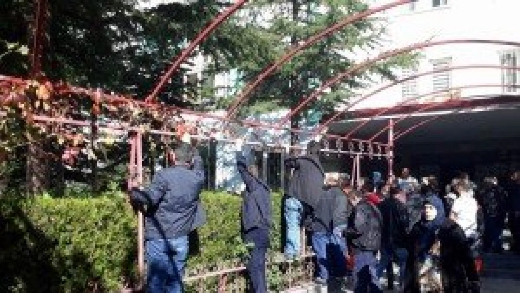 Cesedi görmek için demirlere tırmandılar