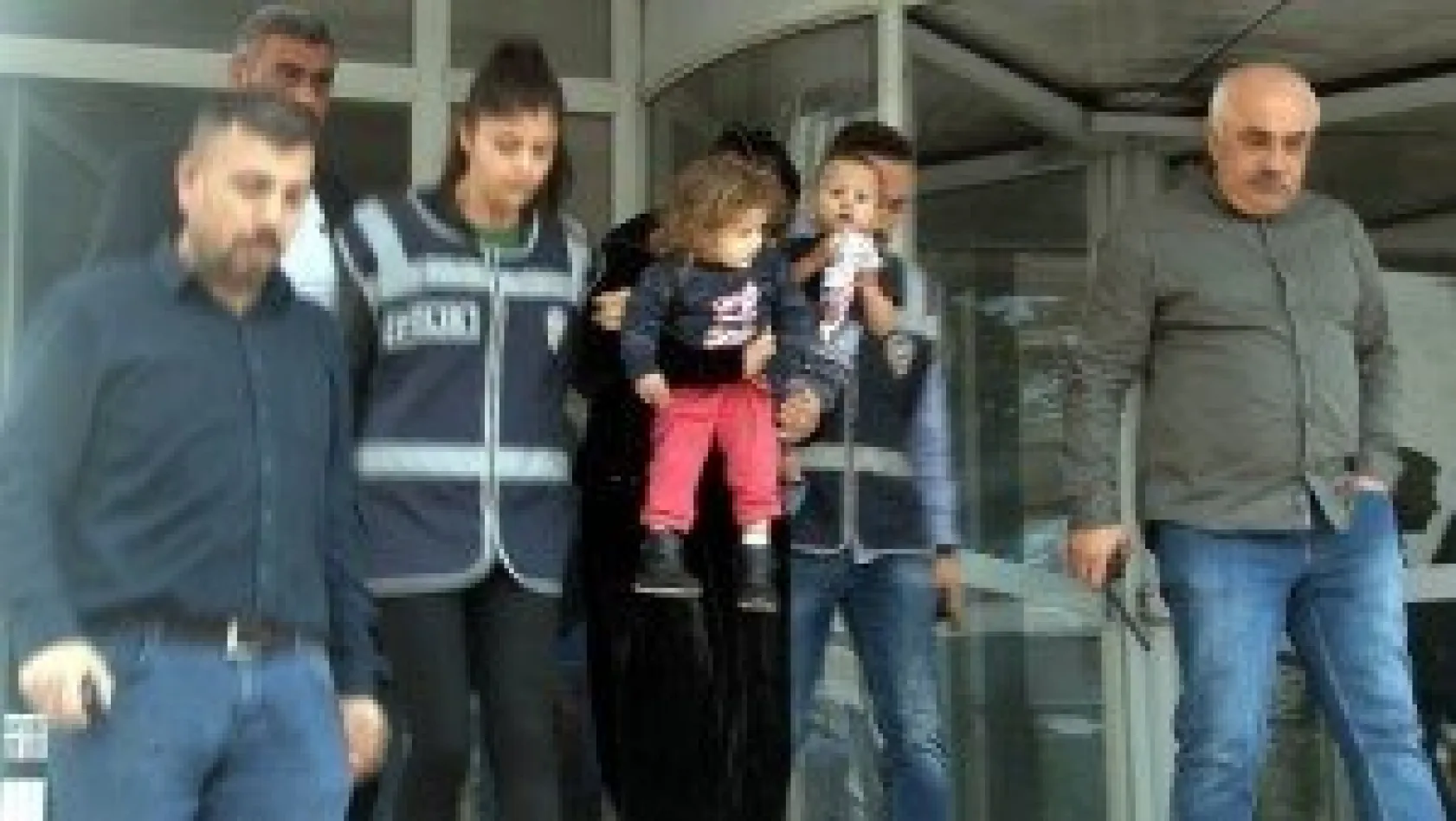 Görünmemek için yüzünü çocuklarıyla kapattı