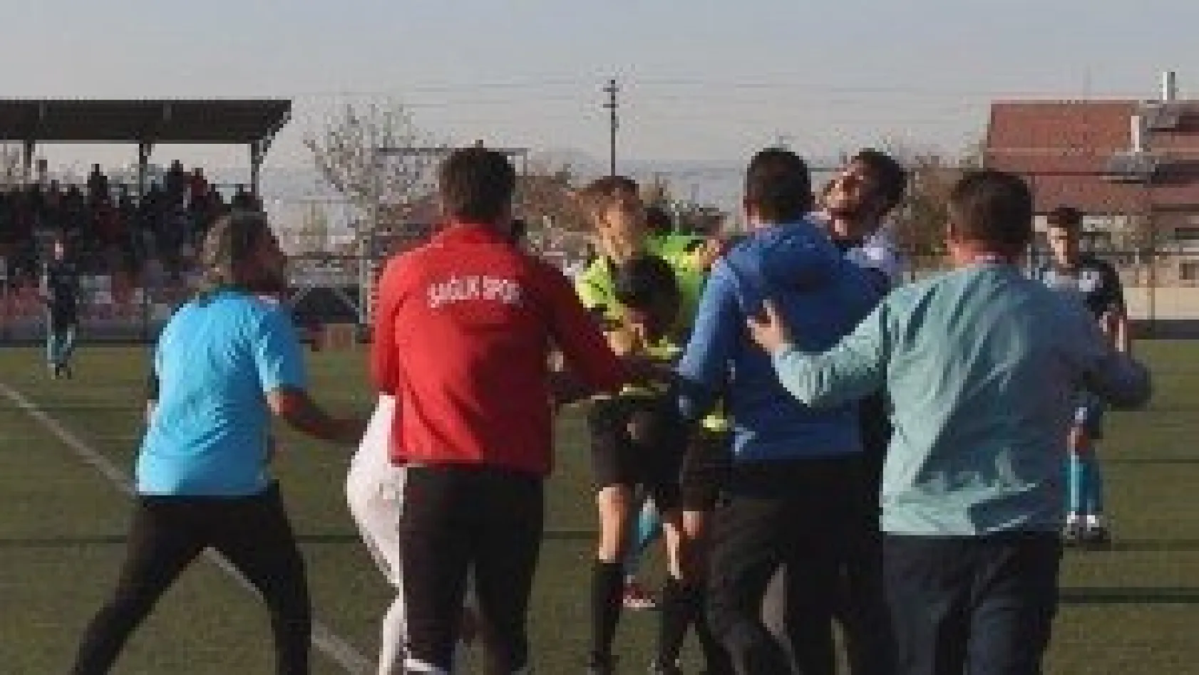 Kırmızı kartı gördü hakeme saldırdı