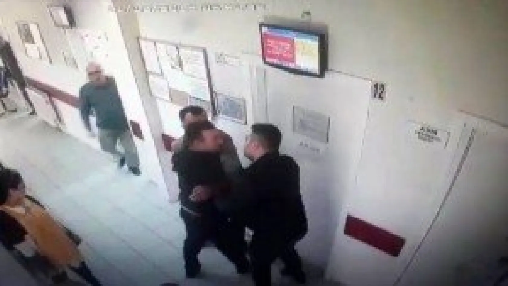 Annesinin kimliği ile ilaç yazmayan doktoru dövdü