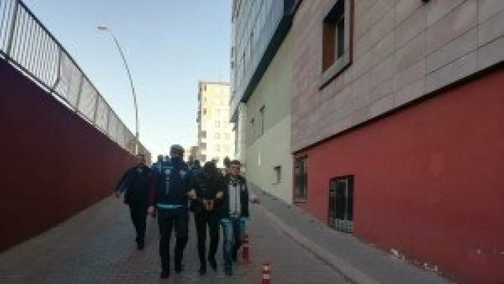 Bağ Evinden 10 Bin Lira Gasp Eden 4 Kişi Yakalandı