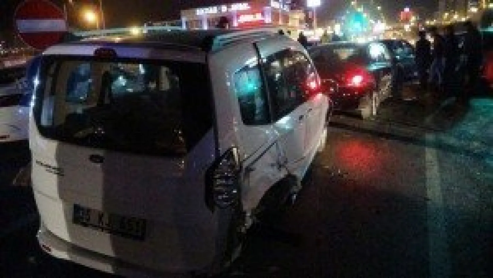 Zincirleme Kaza 5 Araç Birbirine Girdi