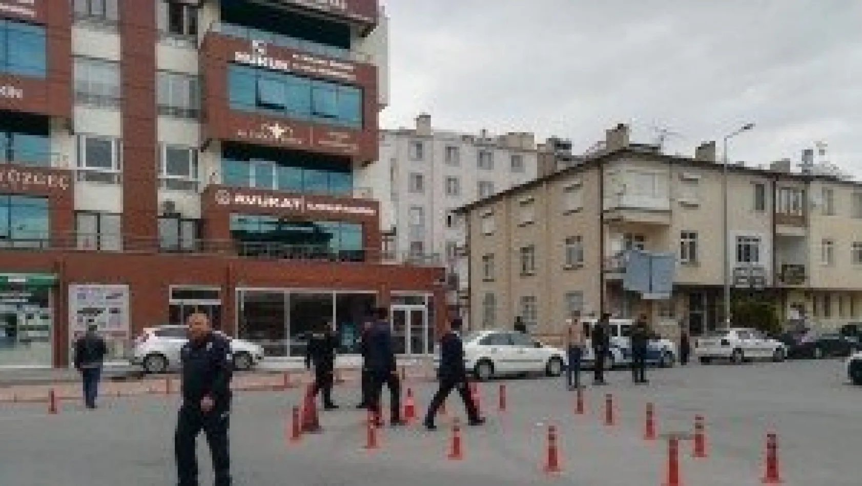 Adliye önünde ateş açtı