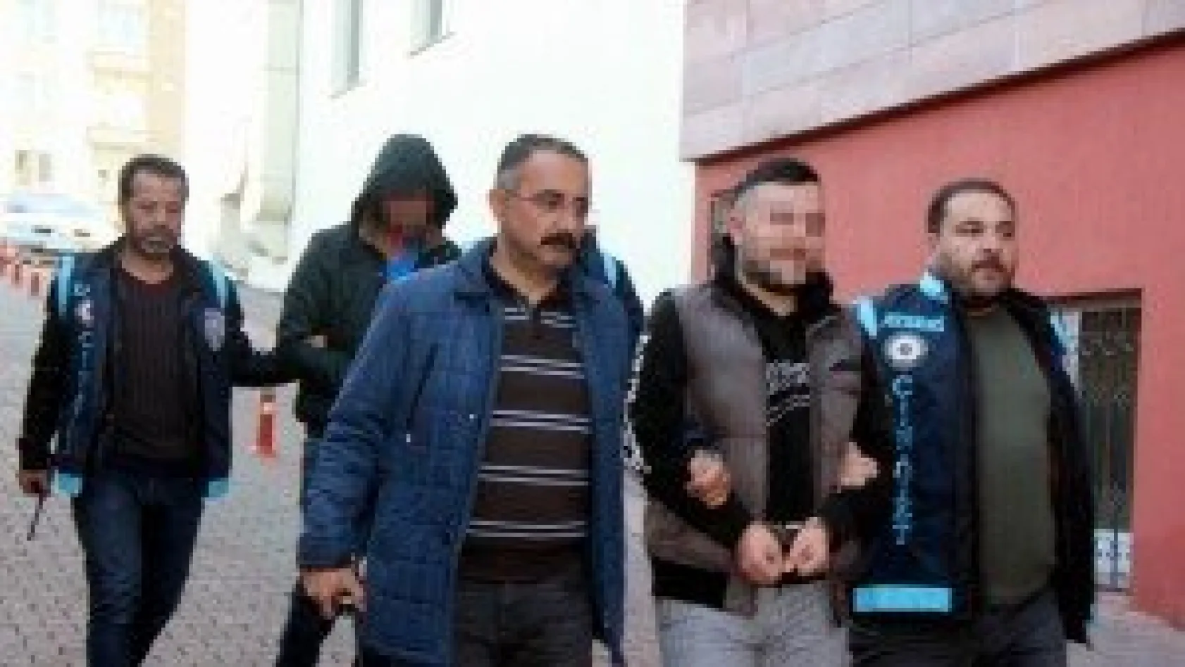 Kardeşi ve amcasını yaralayan şahsı av tüfeğiyle öldürdü