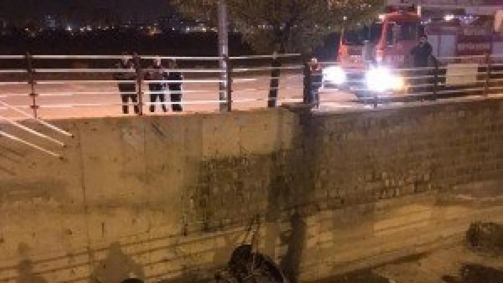 Otomobil Kanala Uçtu: 1 Yaralı