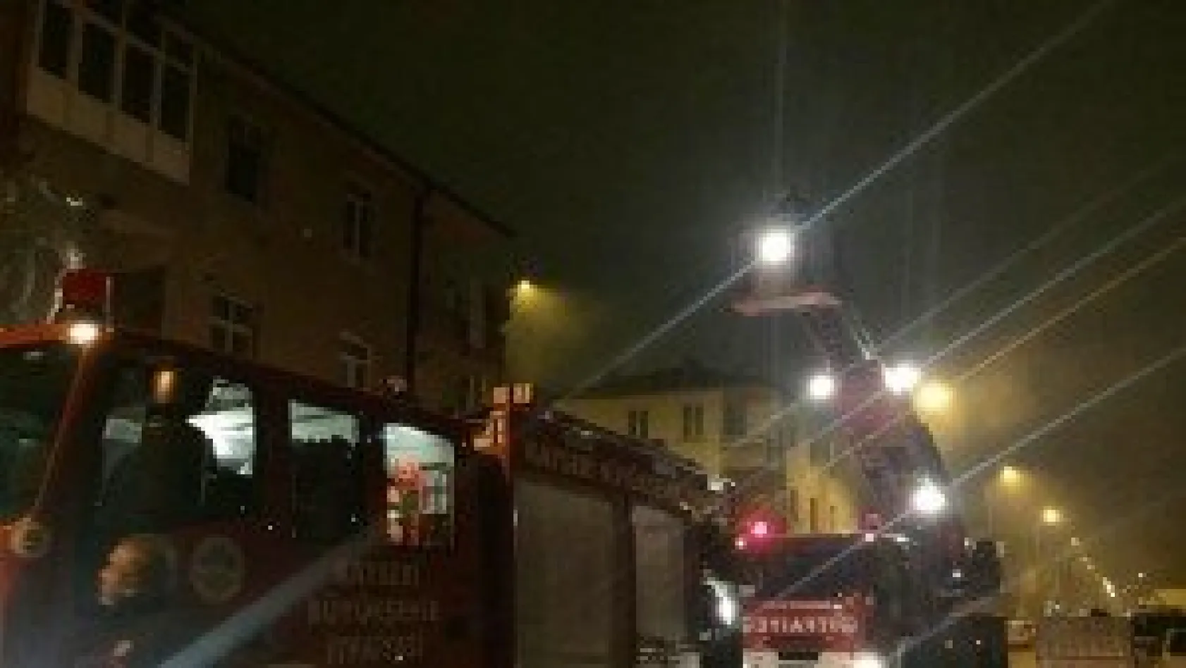 Yangından balkona bağladıkları perdeyle kaçmaya çalıştılar