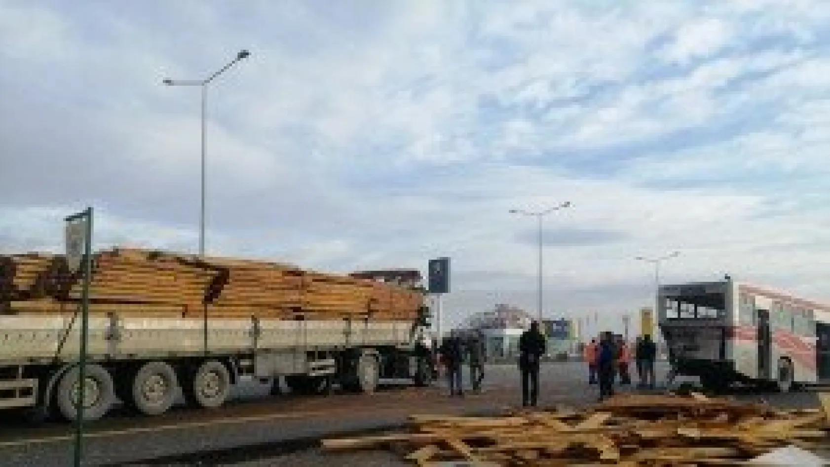 Tır durakta yolcu alan halk otobüsüne çarptı: 11 yaralı