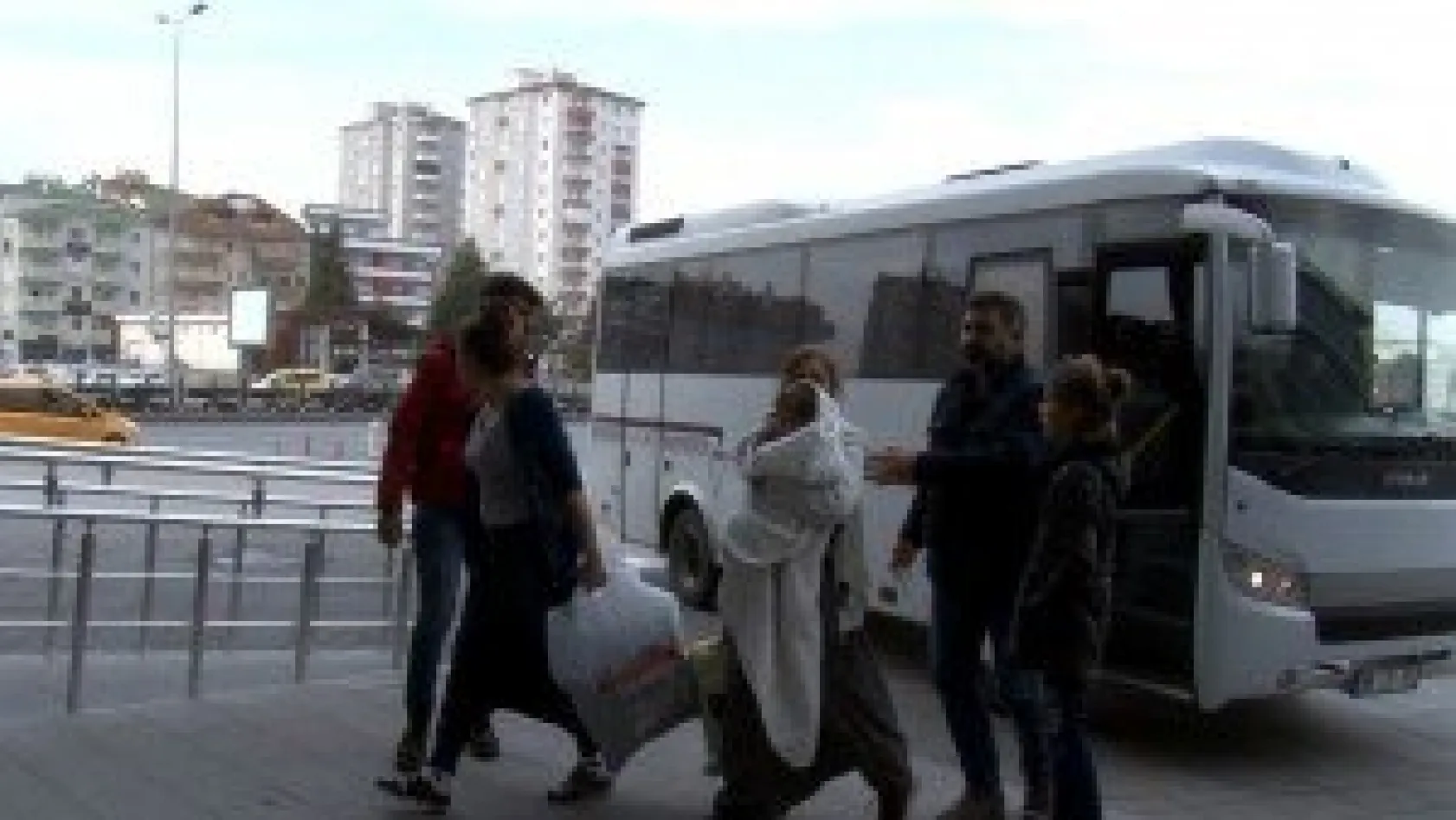 Aranan şahıs polisi görünce birinci kattan atladı