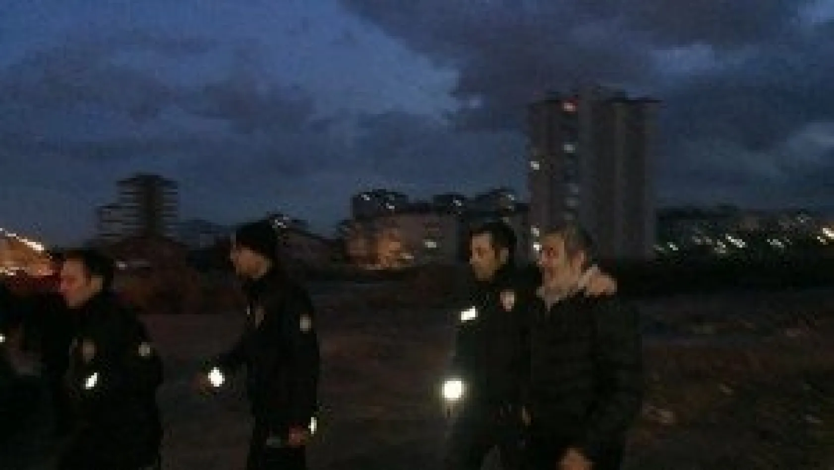 İnşaatın çatısına çıkan şahsı pencereden izlediler